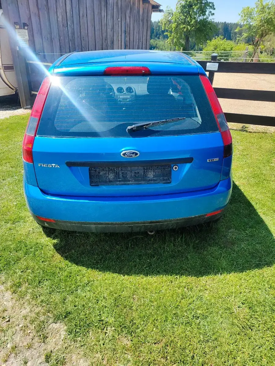Second-hand Ford Fiesta 68 CP (50 kW) 2004 Albastru Hatchback
