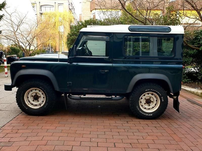 Gebraucht Land Rover Defender 122 PS (89 kW) 2015 Dkl. grün (metallic) SUV