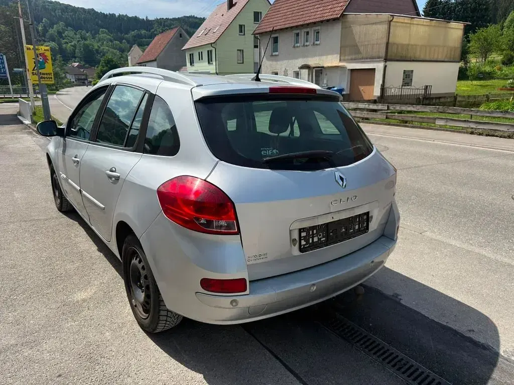 Gebraucht Renault Clio II 101 PS (74 kW) 2010 Silber Limousine
