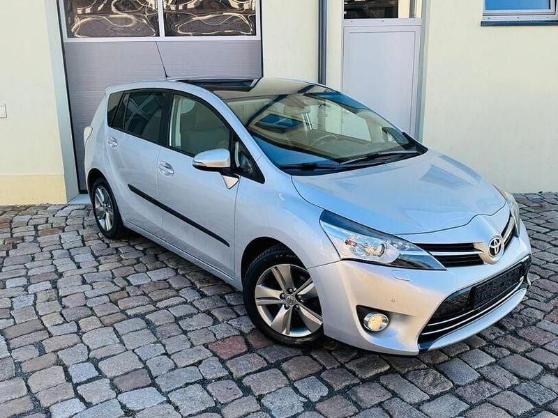 Gebraucht Toyota Verso Executive 111 PS (81 kW) 2016 Silber Van / Kleinbus