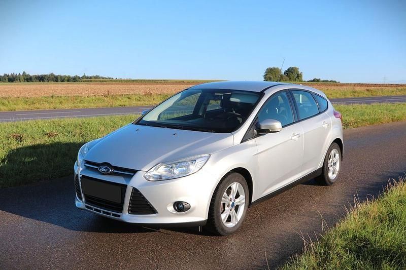 Silber Gebraucht 2013 Ford Focus Trend Limousine | 5.295 € (Fairer Preis) - Bild 1/4