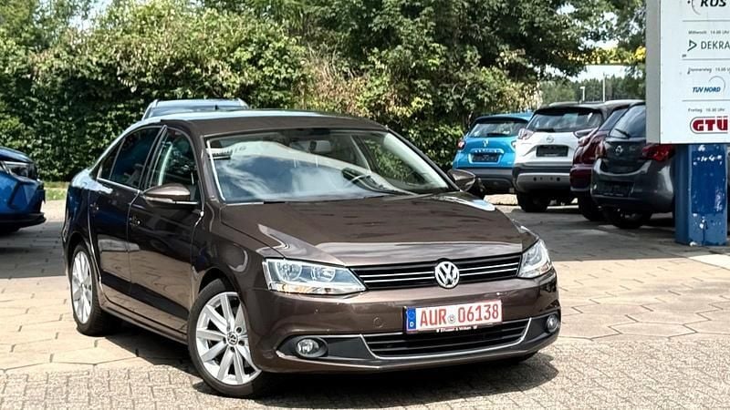Braun Gebraucht 2011 VW Jetta Highline Limousine | 7.999 € (Fairer Preis) - Bild 1/4