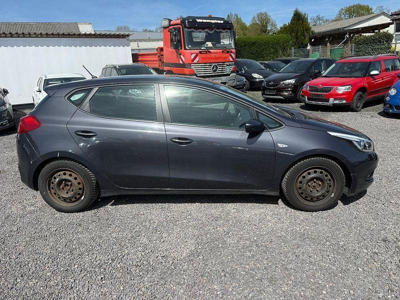 Second-hand Kia Ceed 135 CP (99 kW) 2013 Negru Hatchback