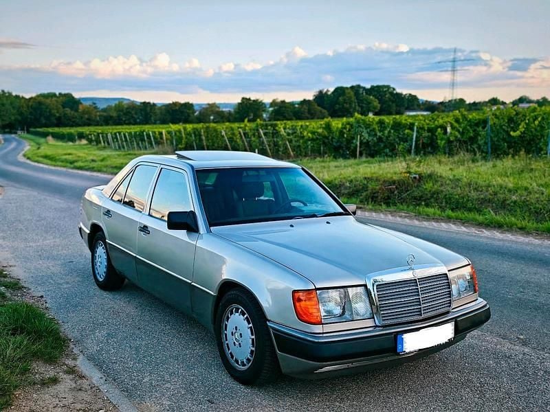 Silber Gebraucht 1990 Mercedes E300 Limousine | 12.900 € - Bild 1/4