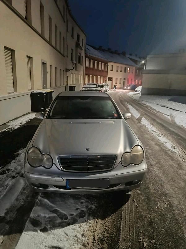 Grau Gebraucht 2003 Mercedes C180 Limousine | 2.500 € (Etwas zu teuer) - Bild 1/4
