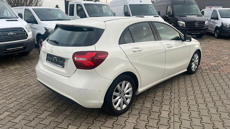 Gebraucht Mercedes A180 122 PS (89 kW) 2017 Weiß Limousine