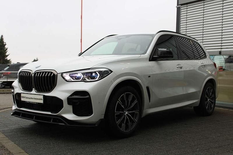 Mineralweiss metallic Gebraucht 2023 BMW X5 M M Sport SUV | 69.740 € (Superpreis) - Bild 1/4