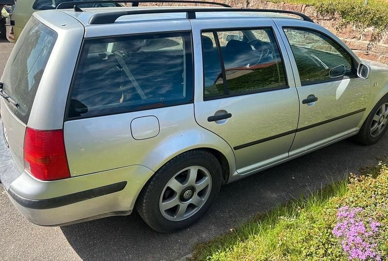 Second-hand VW Golf IV 101 CP (74 kW) 2002 Argintiu Break