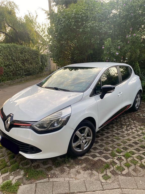 Weiß Gebraucht 2012 Renault Clio IV Dynamique Limousine | 5.500 € (Etwas zu teuer) - Bild 1/4