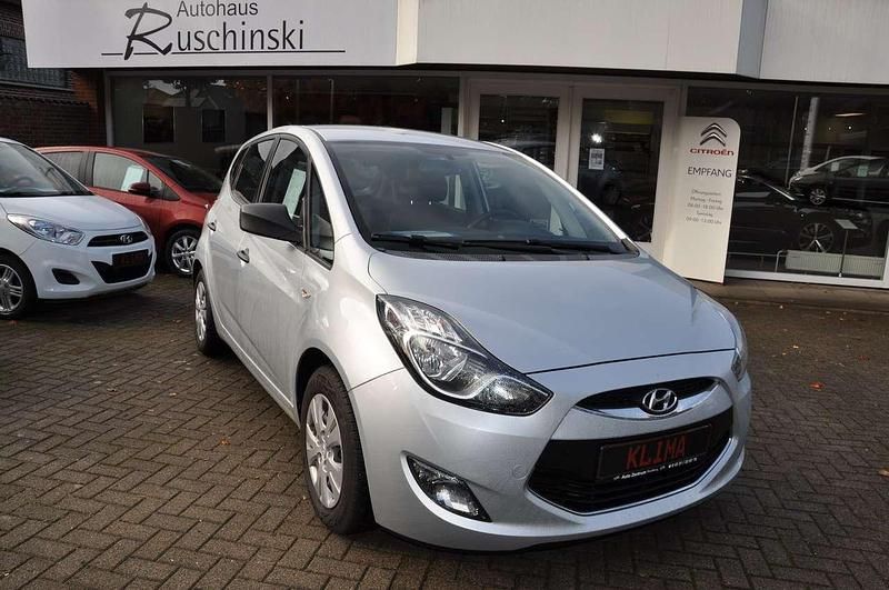 Silber Gebraucht 2011 Hyundai ix20 Van / Kleinbus | 5.990 € (Fairer Preis) - Bild 1/4