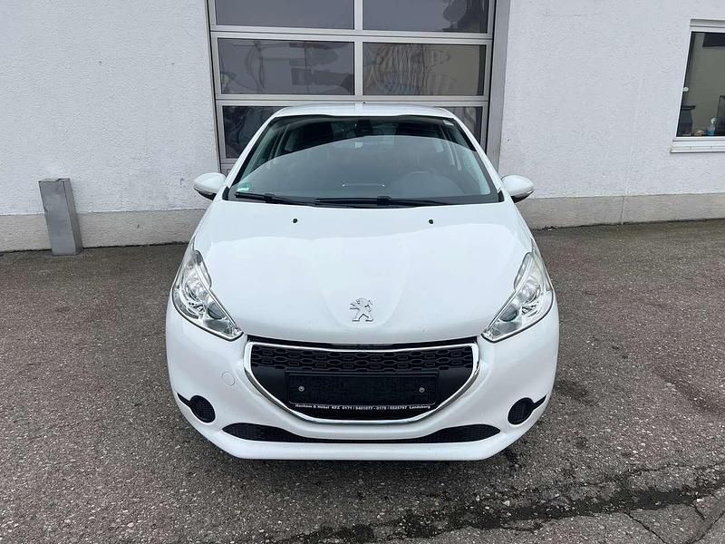 Gebraucht Peugeot 208 Active 82 PS (60 kW) 2014 Lack weiss banquise/deckende Kleinwagen