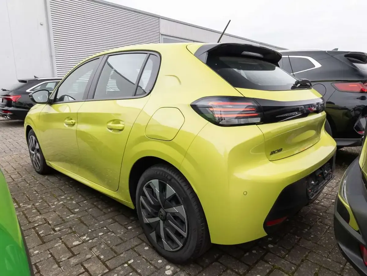 Gebraucht Peugeot 208 Active 75 PS (55 kW) 2024 Gelb Kleinwagen