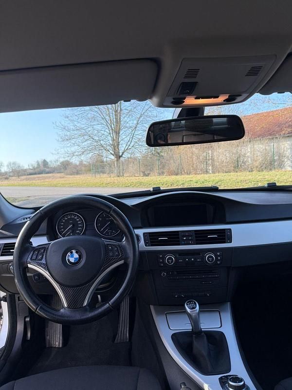 Second-hand BMW 325 218 CP (160 kW) 2008 Argintiu Berlinǎ