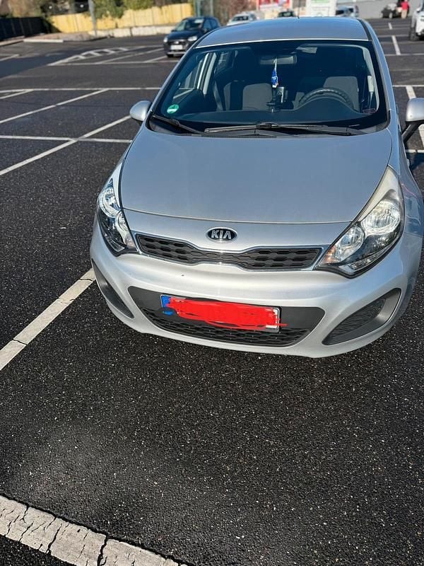 Gebraucht Kia Rio 109 PS (80 kW) 2014 Silber Kleinwagen