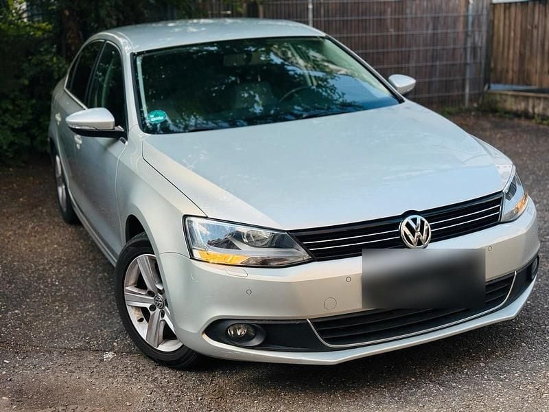 Second-hand VW Jetta 140 CP (102 kW) 2011 Gri Berlinǎ