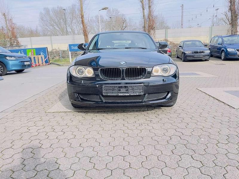 Schwarz Gebraucht 2011 BMW 118 Lifestyle Kleinwagen | 3.900 € (Guter Preis) - Bild 1/4