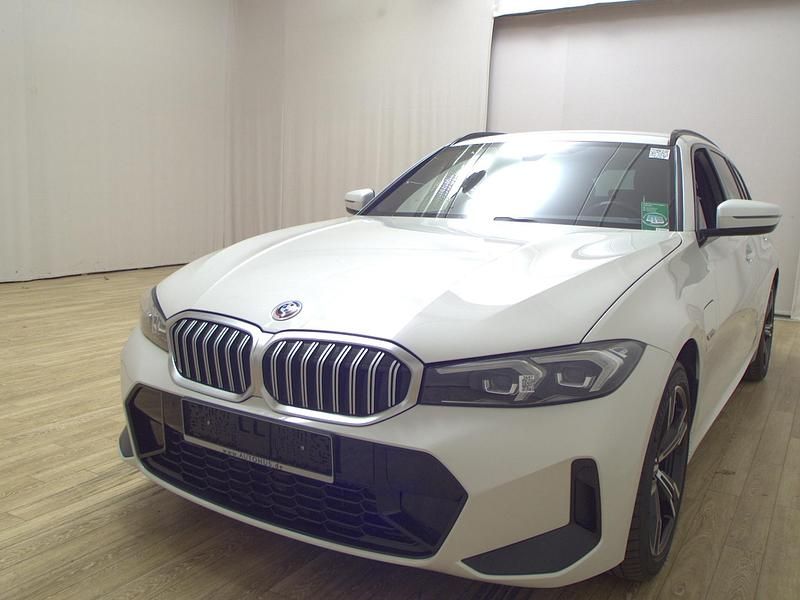 Gebraucht BMW 330e M Sport 184 PS (135 kW) 2022 Mineralweiss metallic Kombi