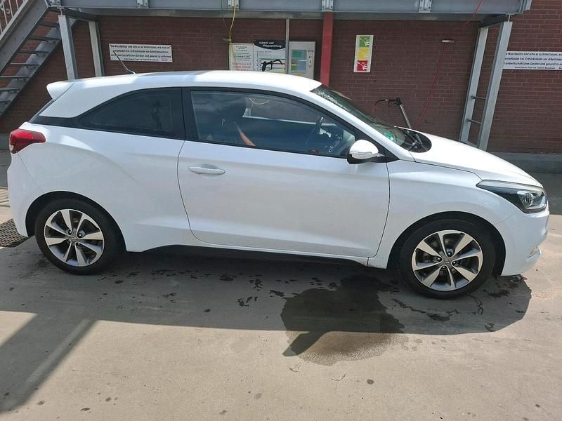 Weiß Gebraucht 2015 Hyundai i20 Kleinwagen | 6.790 € (Fairer Preis) - Bild 1/4