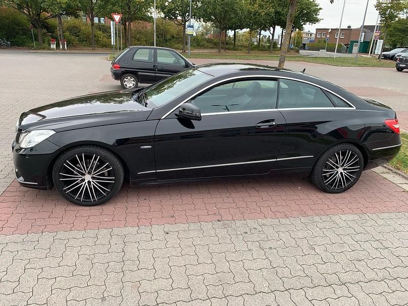 Gebraucht Mercedes E200 184 PS (135 kW) 2010 Schwarz Coupé