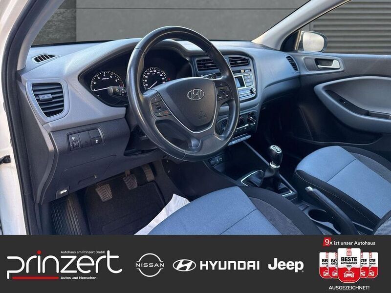 Gebraucht Hyundai i20 Classic 84 PS (61 kW) 2017 Polar white / sol Limousine