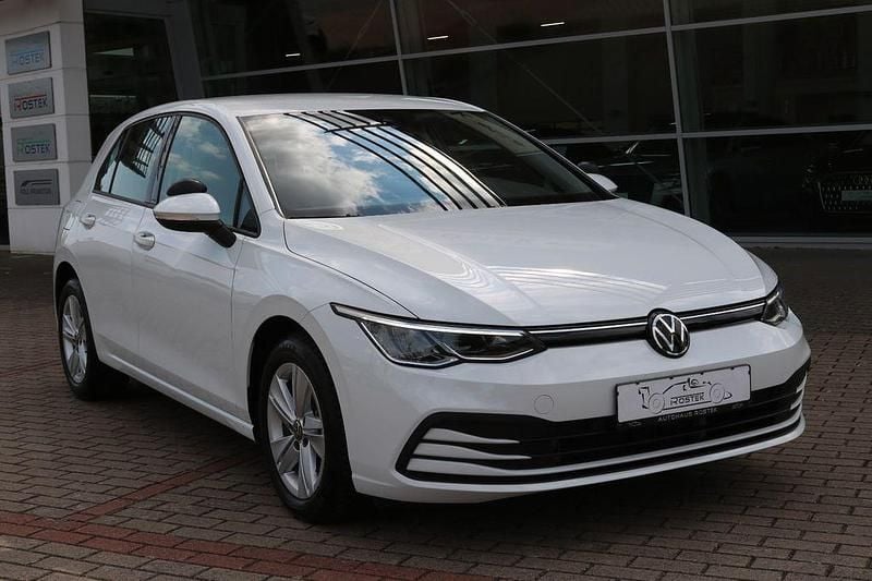 Weiß Gebraucht 2023 VW Golf VIII Life Limousine | 28.490 € (Etwas zu teuer) - Bild 1/4