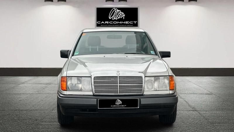 Gebraucht Mercedes E230 131 PS (96 kW) 1986 Silber Limousine