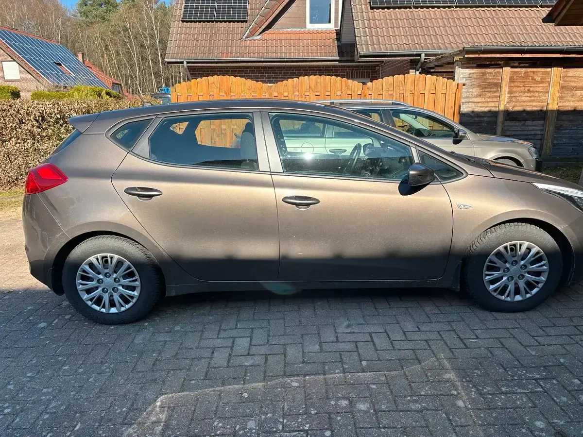 Używany Kia Ceed 99 KM (72 kW) 2014 Brązowy Hatchback