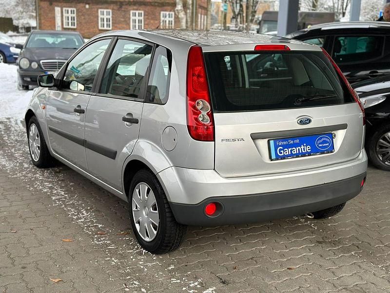 Gebraucht Ford Fiesta Ambiente 60 PS (44 kW) 2007 Silber Kleinwagen