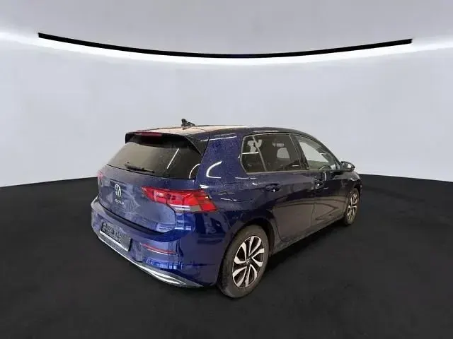 Gebraucht VW Golf VIII Active 150 PS (110 kW) 2023 Blau Limousine