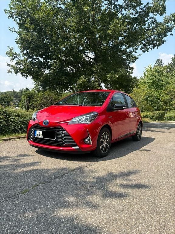 Rot Gebraucht 2019 Toyota Yaris Hybrid Play Limousine | 18.000 € (Fairer Preis) - Bild 1/4