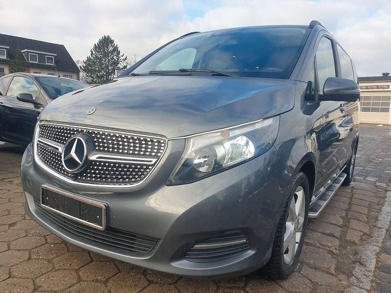 Flintgrau metallic Gebraucht 2018 Mercedes V220 Van / Kleinbus | 29.790 € (Superpreis) - Bild 1/4