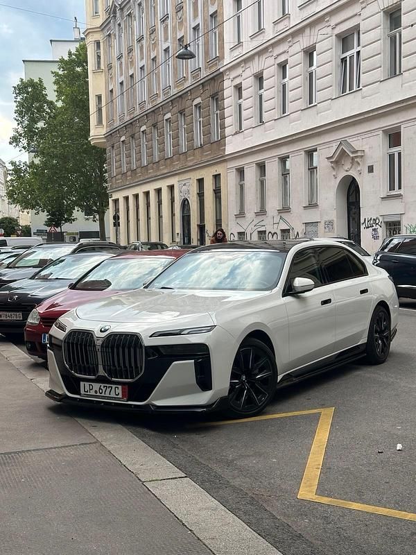 Weiß Gebraucht 2023 BMW 740 M Sport Limousine | 95.000 € - Bild 1/4