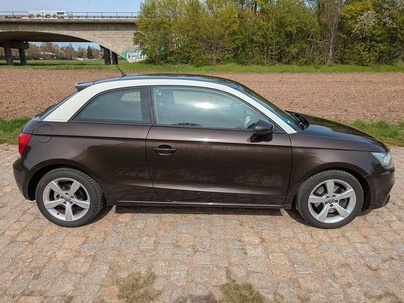Gebraucht Audi A1 Ambiente 122 PS (89 kW) 2010 Braun Kleinwagen