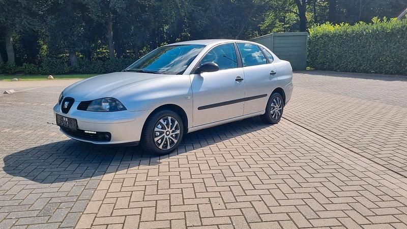 Silber Gebraucht 2004 Seat Cordoba Limousine | 1.699 € (Fairer Preis) - Bild 1/4