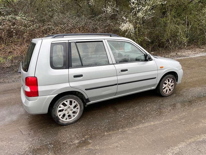 Usado Mazda Demio 63 HP (46 kW) 2000 Prateado Citadino