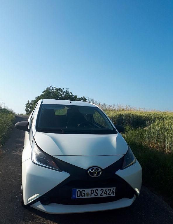 Gebraucht Toyota Aygo 69 PS (50 kW) 2017 Weiß Kleinwagen