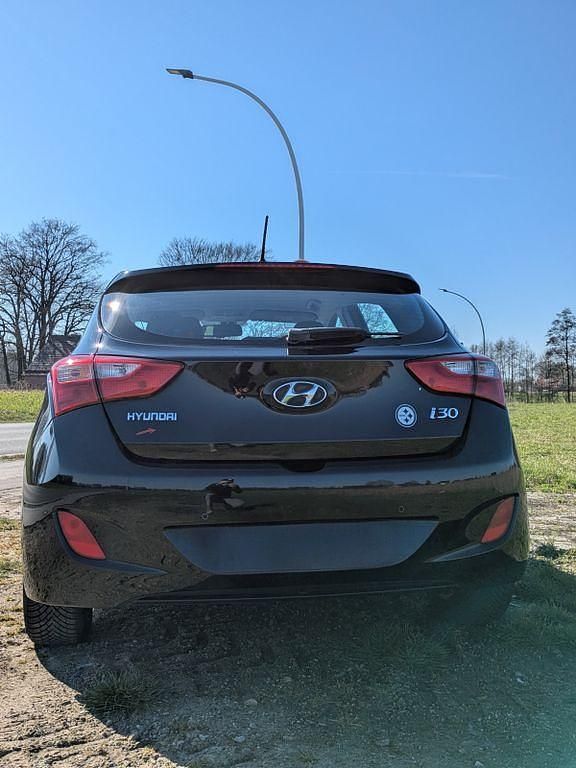 Gebraucht Hyundai i30 Classic 99 PS (72 kW) 2014 Schwarz Limousine