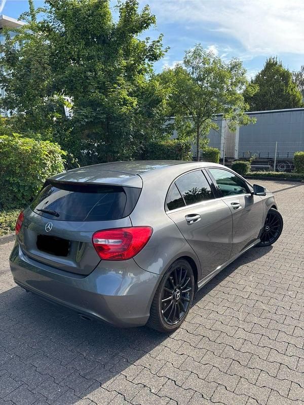 Grau Gebraucht 2013 Mercedes A180 Limousine | 8.399 € (Guter Preis) - Bild 1/4