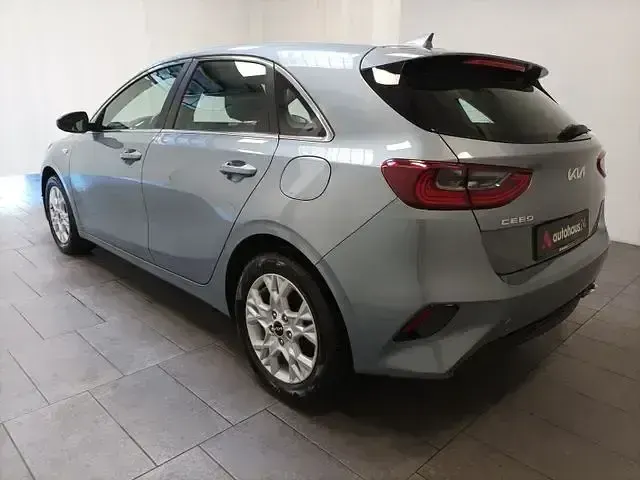 Używany Kia Ceed Vision 160 KM (117 kW) 2024 Srebrny Hatchback