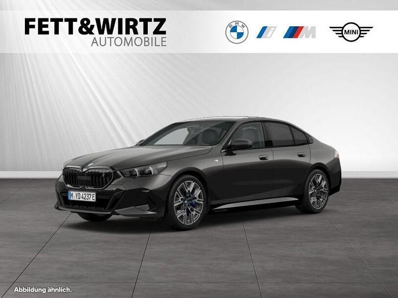 Sophistograu brillanteffekt metallic Gebraucht 2024 BMW i5 M Sport Limousine | 59.800 € - Bild 1/3