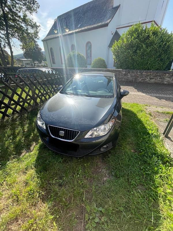 Grau Gebraucht 2010 Seat Ibiza Limousine | 2.200 € (Superpreis) - Bild 1/4