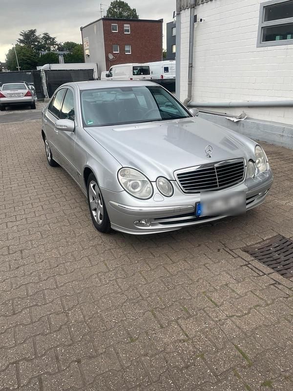 Silber Gebraucht 2004 Mercedes E240 Limousine | 1.600 € (Superpreis) - Bild 1/4