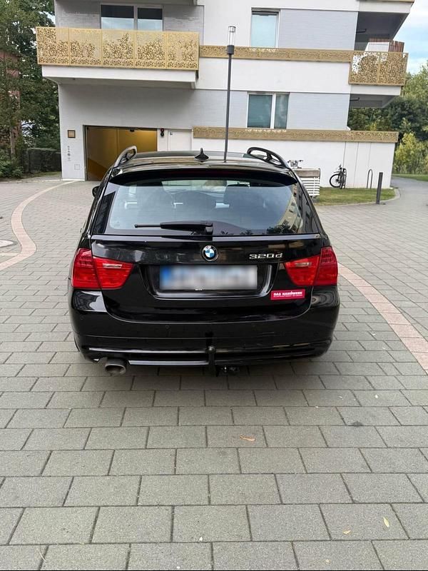 Gebraucht BMW 320 163 PS (119 kW) 2009 Schwarz Kombi