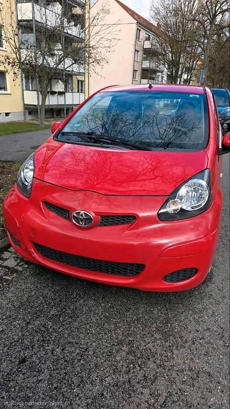 Gebraucht Toyota Aygo 68 PS (50 kW) 2009 Rot Kleinwagen
