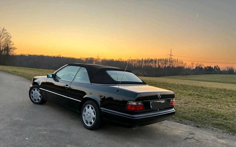 Schwarz Gebraucht 1993 Mercedes E320 Cabrio | 29.990 € - Bild 1/4