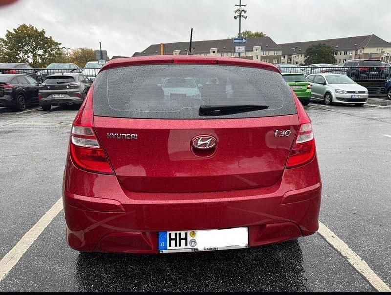 Gebraucht Hyundai i30 Edition+ 109 PS (80 kW) 2011 Rot Limousine