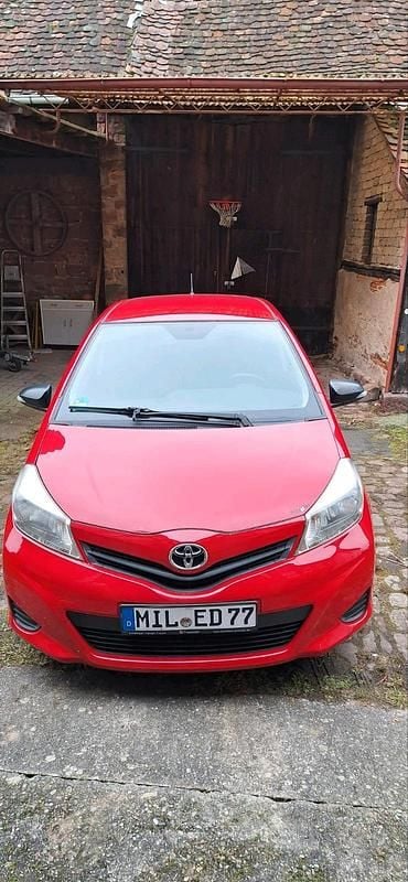 Gebraucht Toyota Yaris 69 PS (50 kW) 2012 Rot Kleinwagen