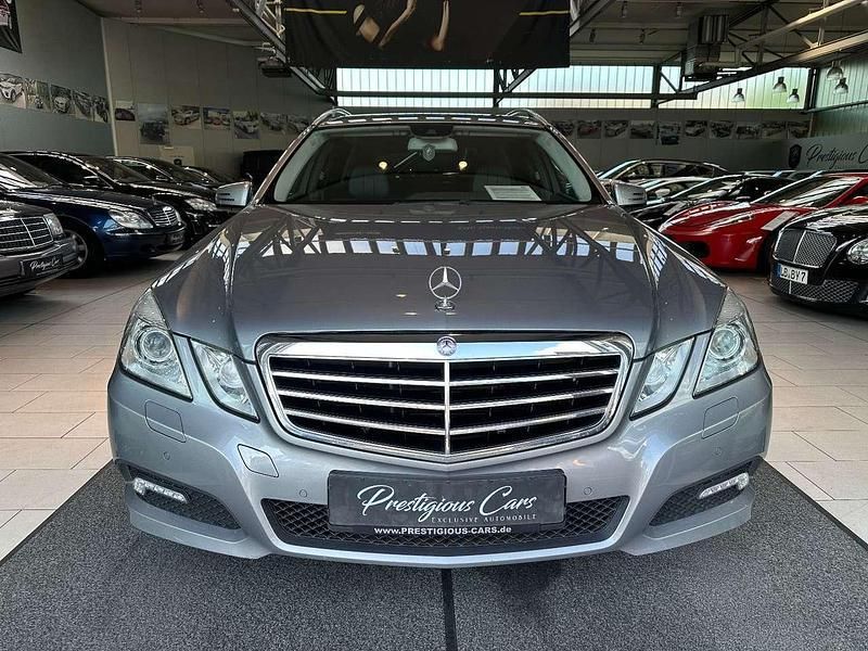 Silber Gebraucht 2010 Mercedes E200 Avantgarde Kombi | 10.849 € (Fairer Preis) - Bild 1/4