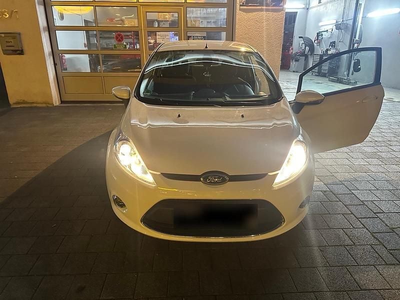 Gebraucht Ford Fiesta 82 PS (60 kW) 2010 Weiß Kleinwagen