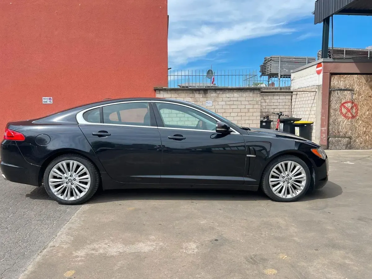 Używany Jaguar XF 241 KM (177 kW) 2011 Czarny Sedan/Limuzyna
